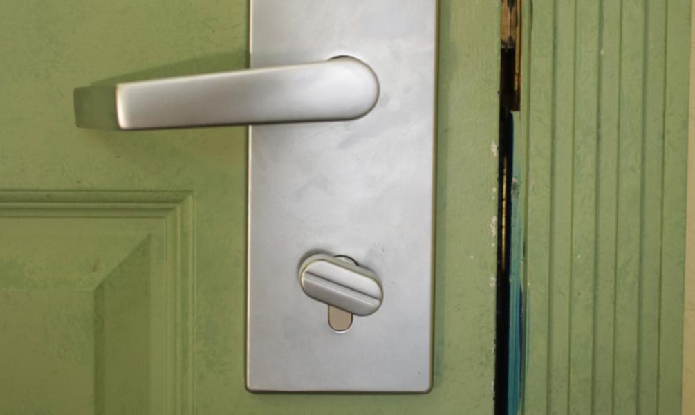 Avant — Porte — effet bois brut