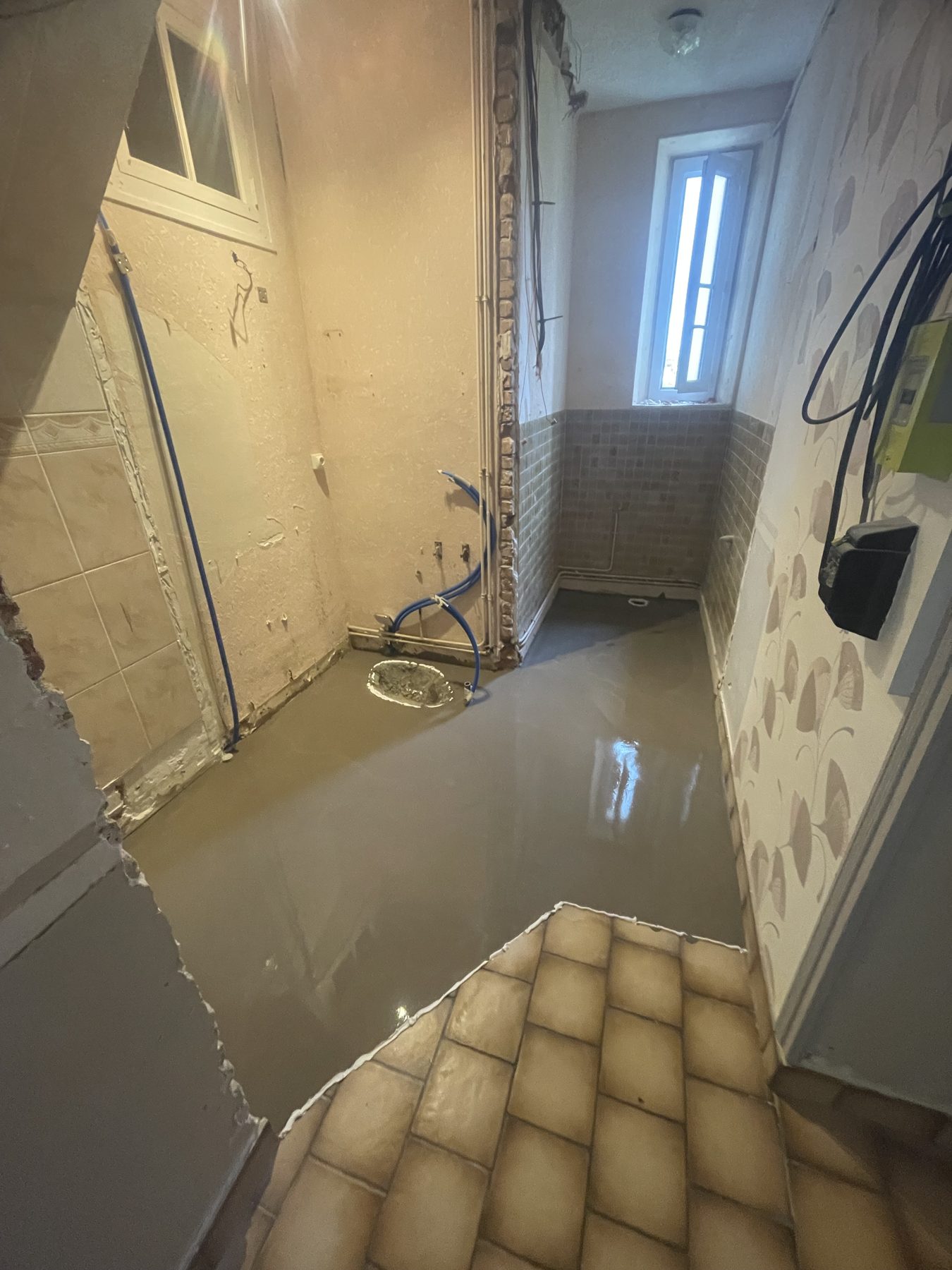 Avant — salle de bain en préparation